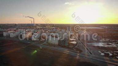 在夕阳和烟斗的映衬下，从空中拍摄到城市的一个<strong>新居</strong>民区